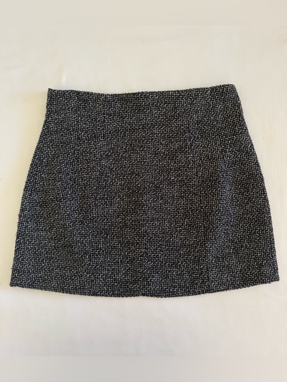 ZARA mini skirt size medium. Black & white print. EUC.